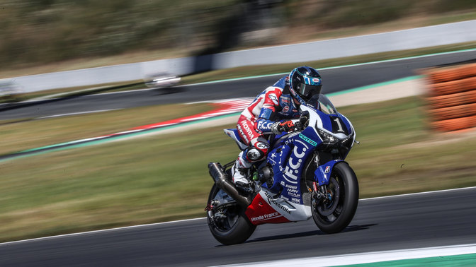 Přední tříčtvrtinový pohled na motocykl Honda Fireblade při vytrvalostních závodech