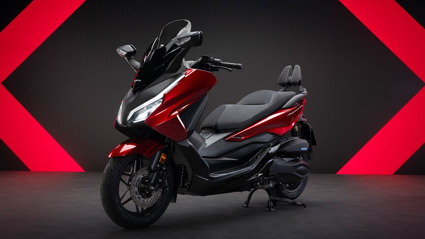 Přední dynamický poloprofil motocyklu Forza 750 