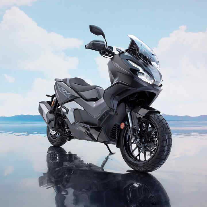 Přední 3/4 pohled na model ADV350 Special Edition u pobřeží