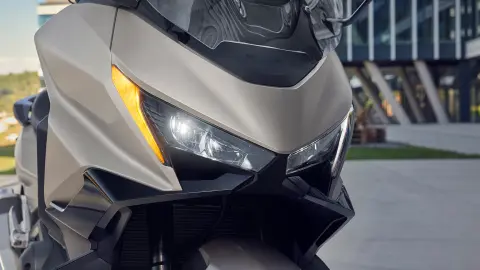 Detail jasného osvětlení motocyklu Forza 750