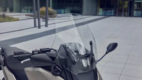 Detail elektrického štítu motocyklu Forza 750