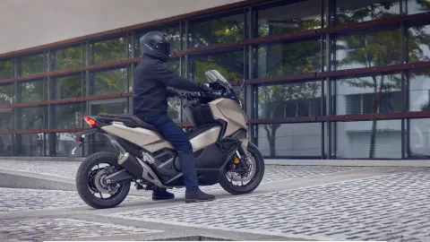 Motocykl Forza 750 zaparkovaný na ulici.