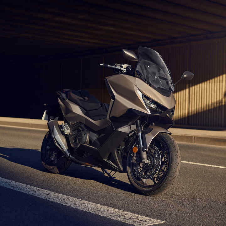 Motocykl Forza 750 zaparkovaný na silnici.