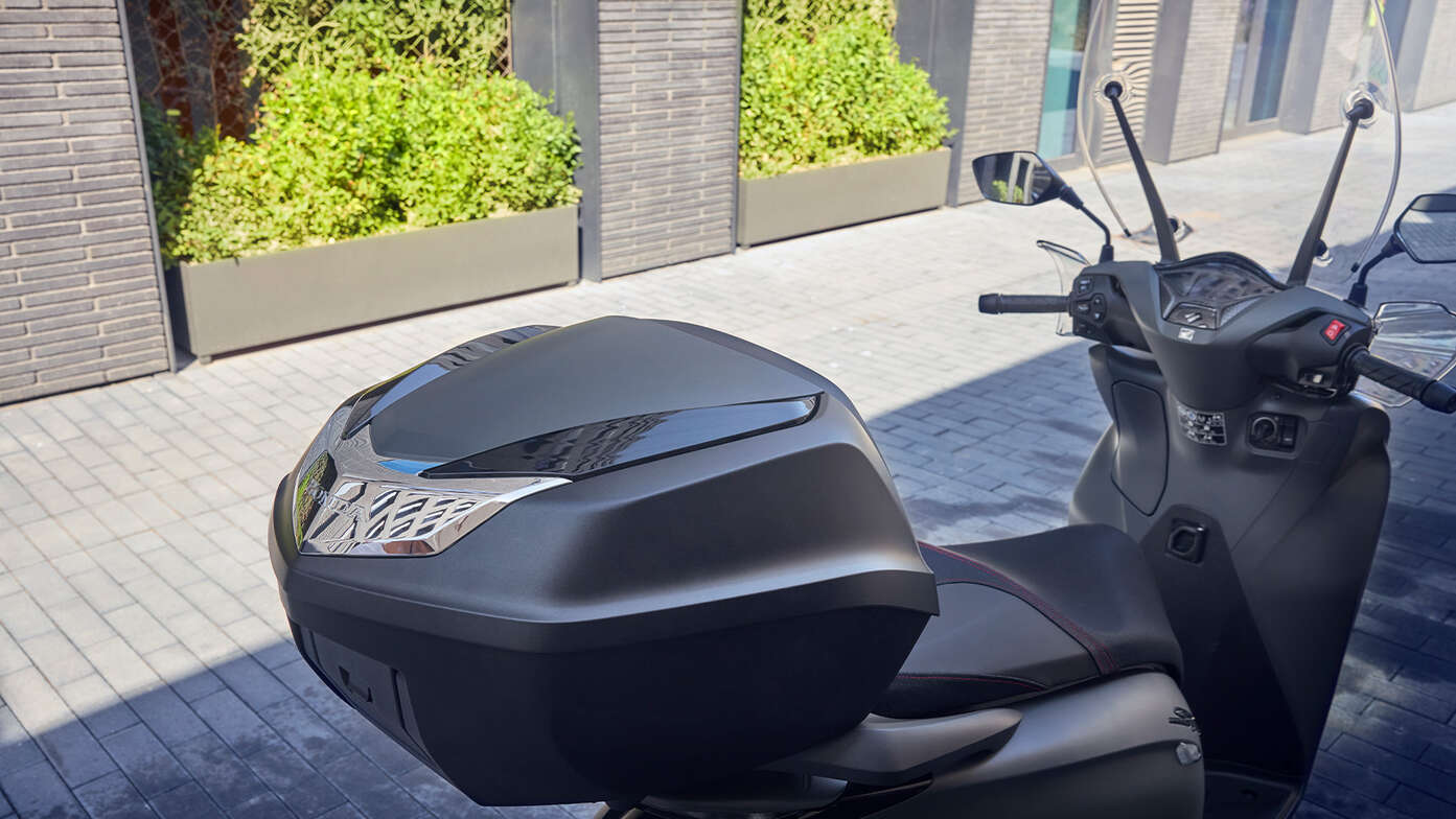 Detail chytrého horního kufru na skútru Honda SH350i