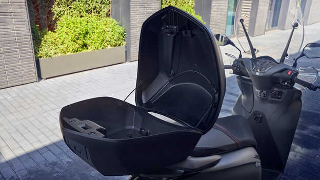 Detail otevřeného horního Smart boxu Hondy SH350i. 