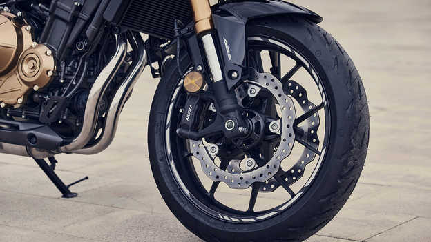 CB500F – nové dvojité přední kotoučové brzdy s radiálně uloženými třmeny