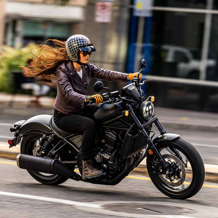 Figurant na motocyklu Honda CMX1100 ve městě