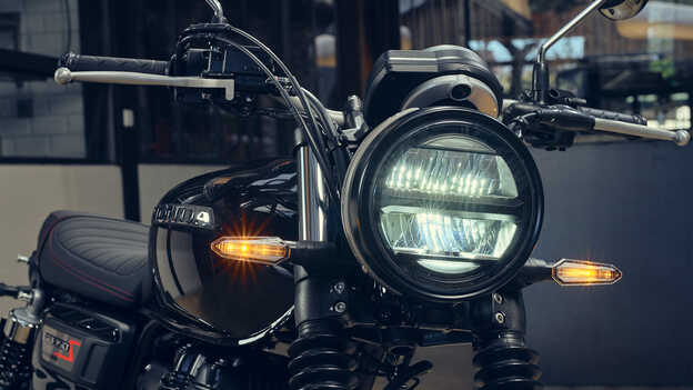 GB350S, záběr zepředu s plným LED osvětlením